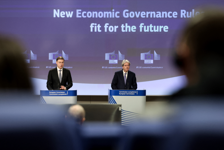 Valdis Dombrovskis (à gauche), vice-président de la Commission européenne, et Paolo Gentiloni (à droite), commissaire à l'Économie (Kenzo TRIBOUILLARD/AFP)