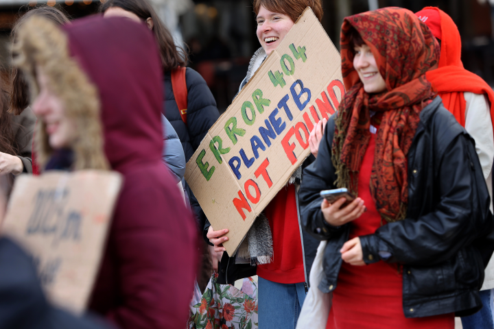 Une manifestante brandit une pancarte lors d'une manifestation pour le climat à Nancy (Fred MARVAUX/REA)