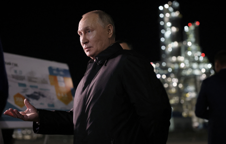 Vladimir Poutine en visite sur un site de Gazprom. Mikhail METZEL / POOL / AFP