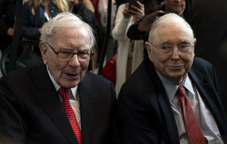 Warren Buffett et Charlie Munger (Photo by Johannes EISELE / AFP)