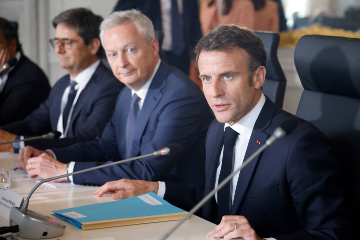 Emmanuel Macron (à droite), Bruno Le Maire (au centre) et Nicolas Dufourcq (à gauche), lors de la sixième édition du sommet Choose France à Versailles, le 15 mai dernier (Ludovic MARIN/AFP)