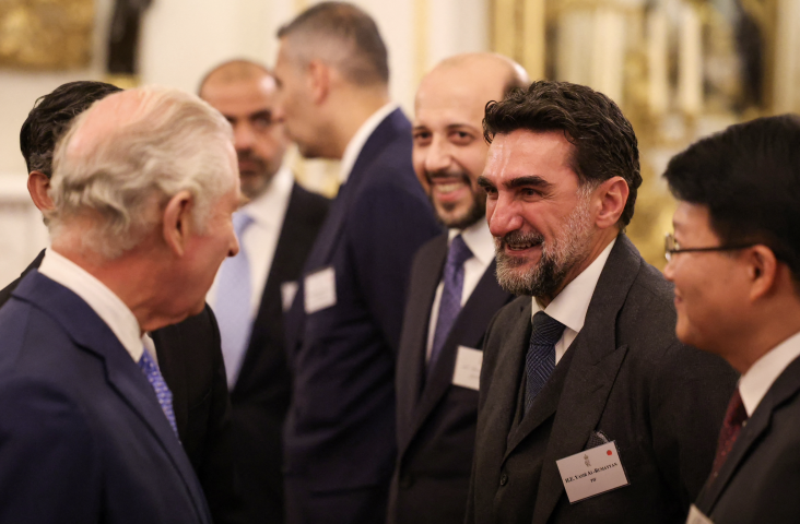 Yasir Al-Rumayyan, directeur du fonds public d'investissement d'Arabie saoudite en pleine discussion avec Charles III, roi d'Angleterre. Daniel LEAL / POOL / AFP