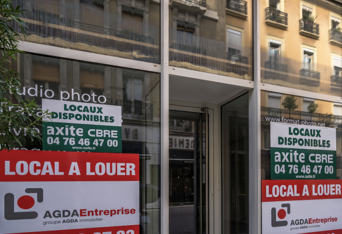 Locaux à louer. Francois HENRY/REA