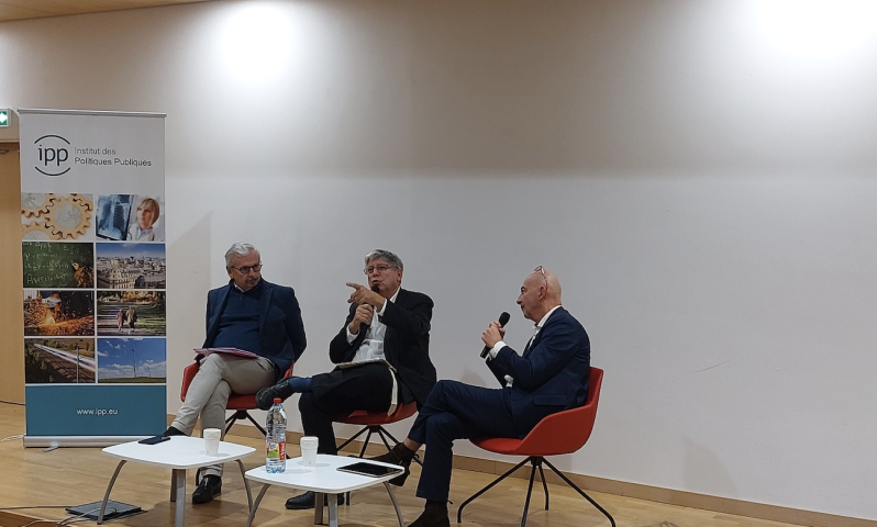 Jean-René Cazeneuve, rapporteur général du budget de l'Assemblée nationale, Eric Coquerel, président de la commission des Finances et François Lenglet - DR