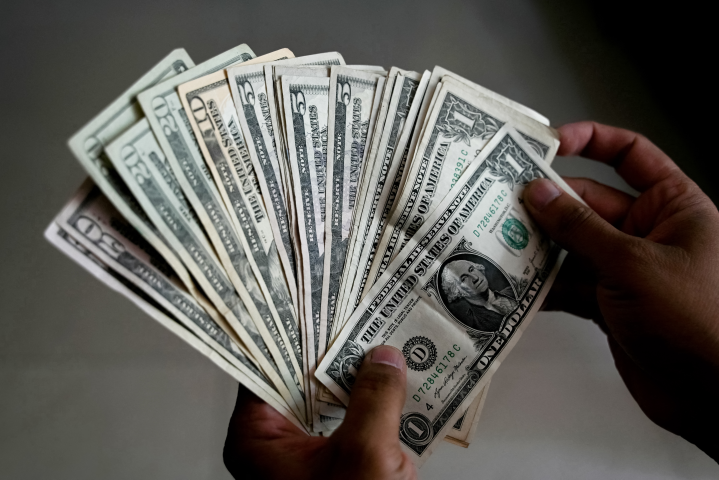 Billets. Photo par NOAH SEELAM / AFP