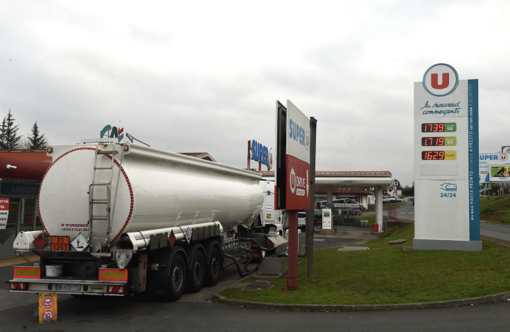 Camion-citerne dans une station-service française. GAIZKA IROZ / AFP