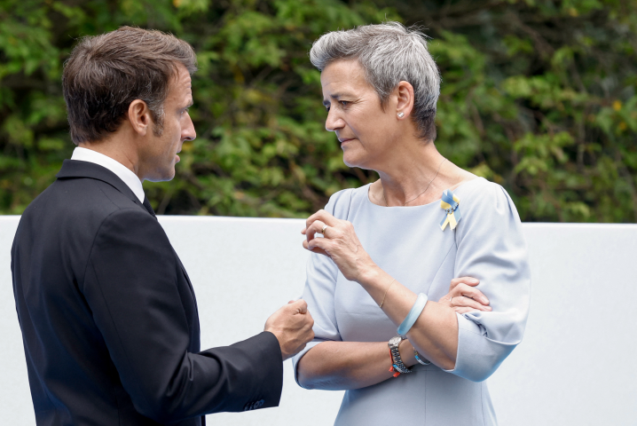 Emmanuel Macron, président de la République et Margrethe Vestager, commissaire européenne à la Concurrence - KENZO TRIBOUILLARD / AFP