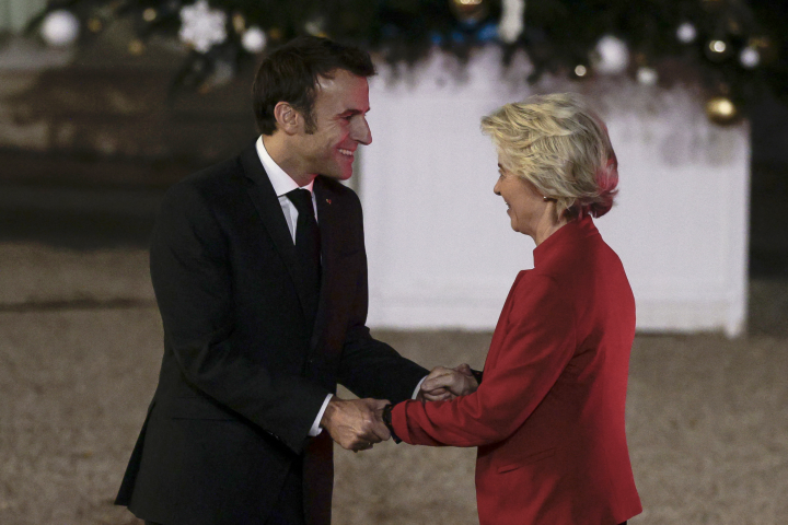 Emmanuel Macron, président de la République et Ursula von der Leyen, présidente de la Commission européenne - GEOFFROY VAN DER HASSELT / AFP