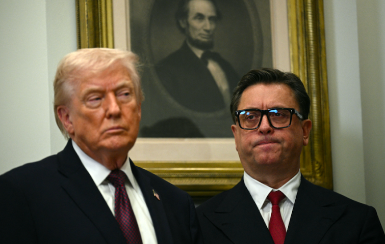  Donald Trump et Paul Hudson (Photo by Brendan SMIALOWSKI / AFP)