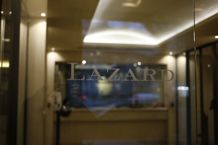 Logo de la banque Lazard - Photo by MATTHIEU ALEXANDRE / AFP