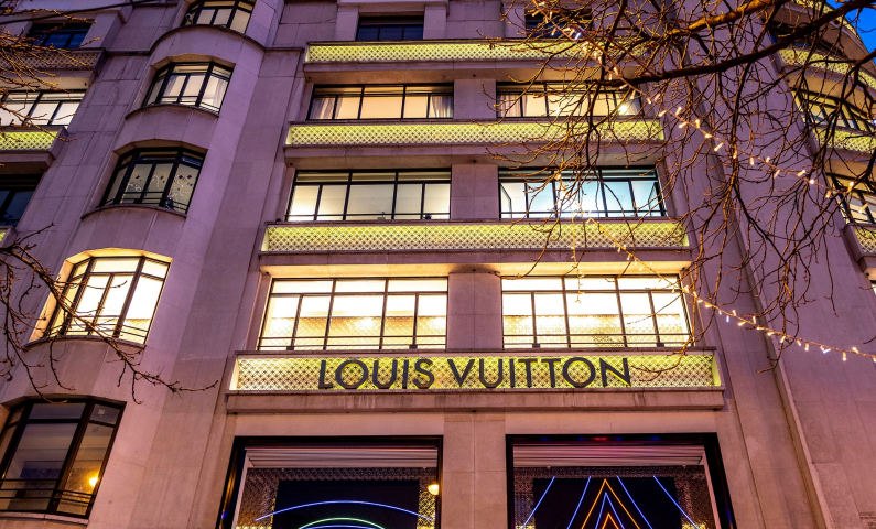 Magasin Louis Vuitton aux Champs Elysees. Vue nocturne - Xavier POPY/REA