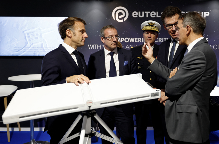 Le Président français Emmanuel Macron et Jean-François Fallacher, le directeur général d'Eutelsat (au centre) au Salon du Bourget (Photo by Benoit Tessier / POOL / AFP)