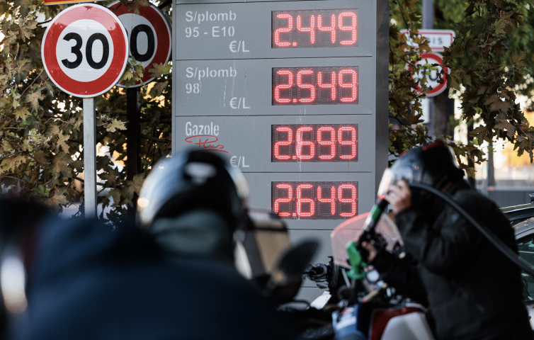 Pompe à essence. Photo par GAUTHIER BEDRIGNANS / HANS LUCAS / HANS LUCAS VIA AFP