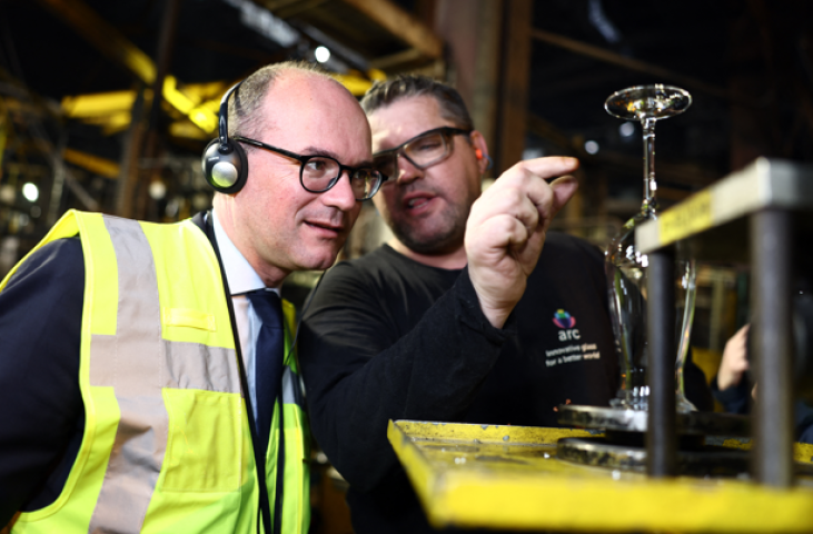 Sébastien Martin, ministre délégué à l'Industrie, en visite à l'usine Arc - Photo par SAMEER AL-DOUMY / AFP