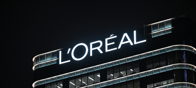 Le logo de L'Oréal est visible sur un bâtiment du district de Jing'an à Shanghai, le 4 novembre 2025. (Photo : Hector RETAMAL / AFP)