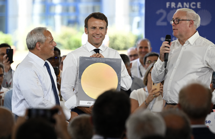 Emmanuel Macron se réjouit du projet de Global Foundries en Isère, la BEI a largement contribué à cet investissement. Jean-Philippe KSIAZEK / POOL / AFP