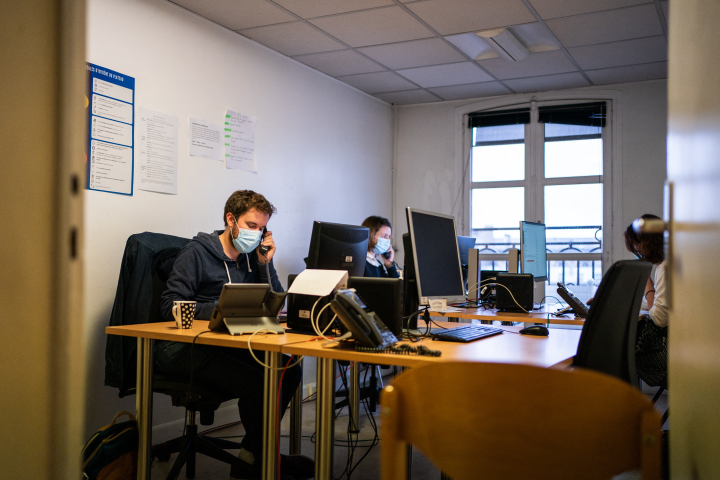 Téléopérateurs. Photo by Xosé Bouzas / Hans Lucas / Hans Lucas via AFP