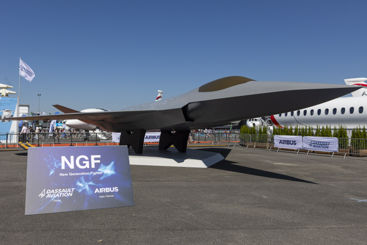 Maquette du futur avion de combat européen NGF (Next Generation Fighter), présentée lors du Salon du Bourget en juin 2023. (Photo Nicolas Economou / NurPhoto via AFP)