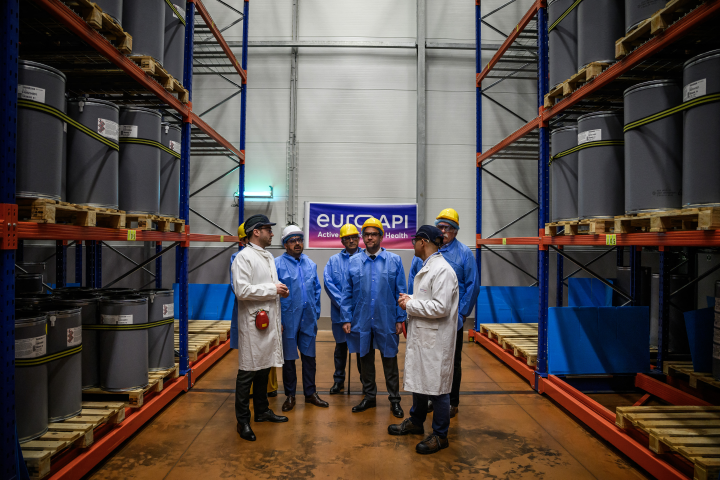 Le ministre français chargé de la Santé et de l'Accès aux soins, Yannick Neuder (2e à gauche), et le ministre français chargé de l'Industrie et de l'Énergie, Marc Ferracci (3e à droite), visitent le site du groupe pharmaceutique EUROAPI à Vertolay le 6 janvier 2025 - Photo by JEFF PACHOUD / AFP