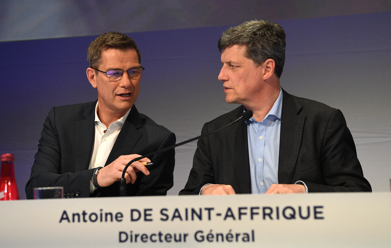 Juergen Esser, directeur financier de Danone (à gauche), et Antoine de Saint-Affrique, directeur général du groupe. (Photo by Eric PIERMONT / AFP)