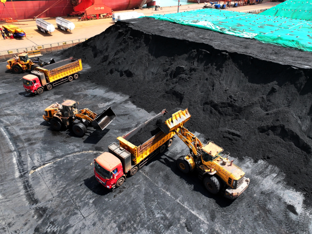 Busy coal transportation in Lianyungang