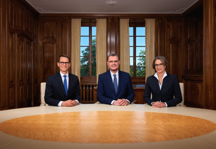 Martin Schlegel, vice-président de la Direction générale de la BNS, Thomas Jordan, président de la BNS, Andréa Michaela Maechler, membre de la Direction générale de la BNS - photo issue du site de la BNS