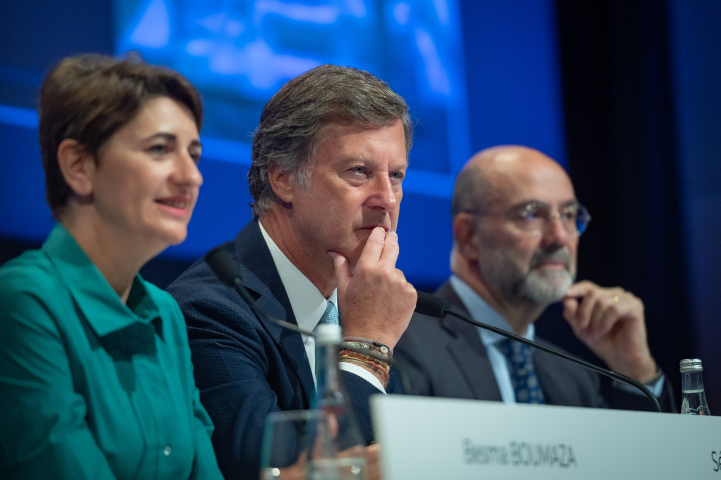 Besma Boumaza, directrice juridique du groupe Accor, Sebastien Bazin, PDG, et Jean-Jacques Morin, directeur général de la division Premium, Milieu de Gamme & Economique lors de l'assemblée générale des actionnaires (©Eric TSCHAEN/REA)