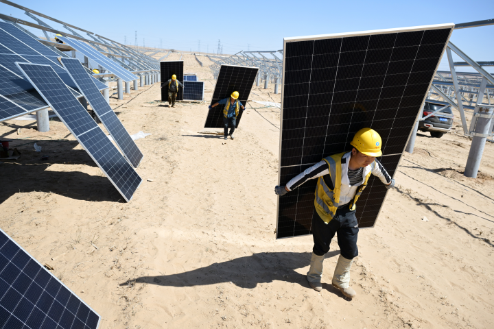 Installation de panneaux solaire en Chine. Photo by Yuan Hongyan / CFOTO via AFP