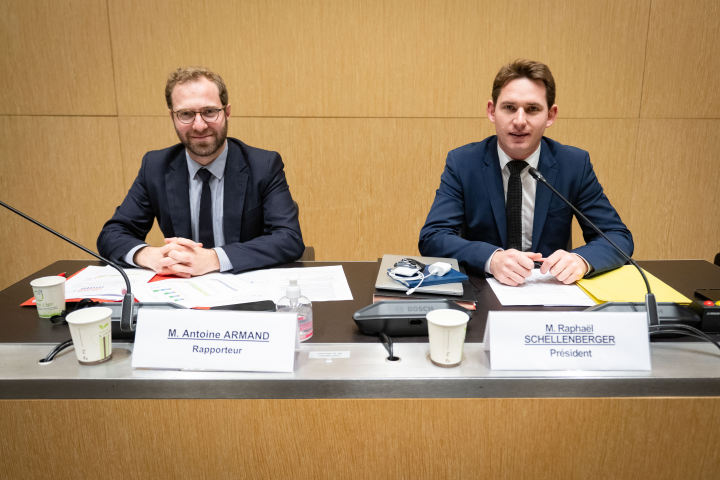 Antoine Armand, rapporteur de la commission d'enquête de l'Assemblée nationale et Raphaël Schellenberger, president (Eric TSCHAEN/REA)