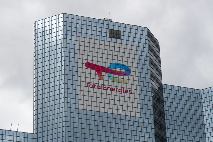 Le siège de TotalEnergies à Paris La Defense (Photo by Michael Nguyen / NurPhoto / NurPhoto via AFP)