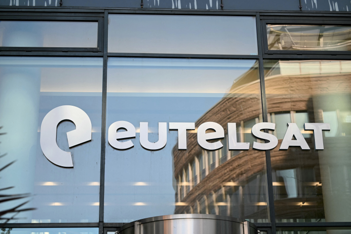 Eutelsat a ouvert la dernière tranche de sa recapitalisation ( (Photo by Martin LELIEVRE / AFP)