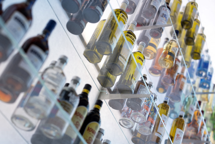 Cette photographie montre différentes bouteilles de boissons alcoolisées, commercialisées par la société française de spiritueux et de vins Pernod Ricard, à son siège parisien, le 28 janvier 2025. (Photo : JOEL SAGET / AFP)