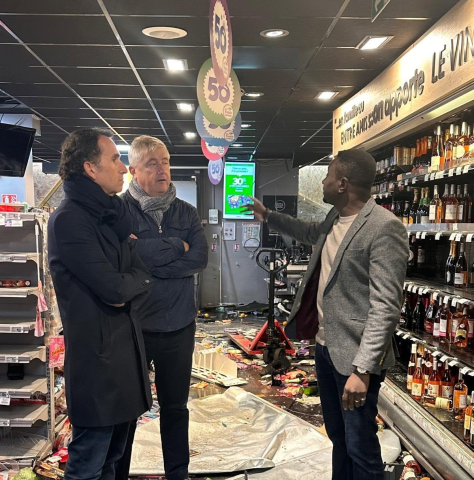 Alexandre Bompard, PDG de Carrefour, en visite dans un magasin pillé le 17 octobre 2026. Crédit photo : Facebook / Alexandre Bompard.
