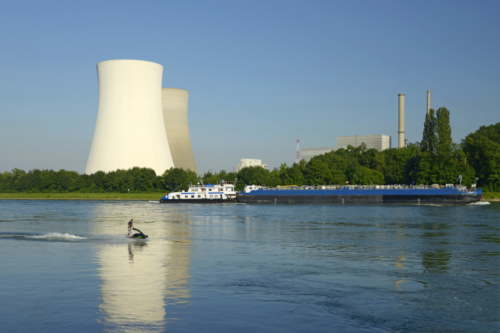 GERMANY, BADEN-WURTTEMBERG, PHILIPPSBURG, NUCLEAR POWER PLANT (KERNKRAFTWERK PHILIPPSBURG) ON THE RHINE AND TOWBOAT WITH BARGE