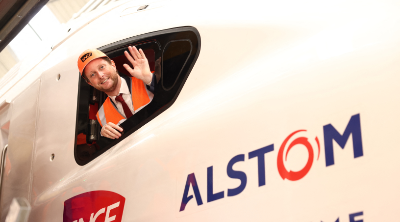Le ministre délégué aux Transports, Clément Beaune, salue depuis la fenêtre d'un TGV 