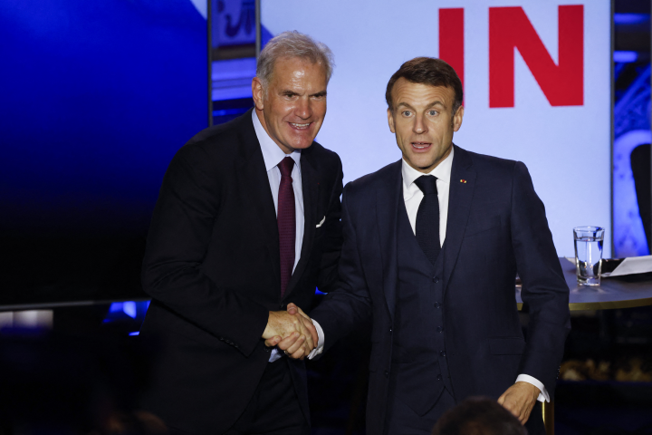 Pascal Cagni, président du conseil d'administration de Business France et Emmanuel Macron, président de la République française - Ludovic MARIN / POOL / AFP