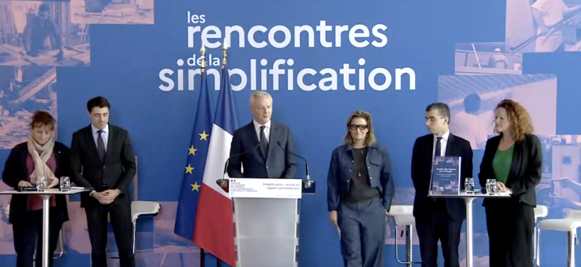 Les ministres Bruno Le Maire et Olivia Grégoire accompagnés des parlementaires auteurs du rapport sur la simplification (©Ministère de l'Economie et des Finances) 