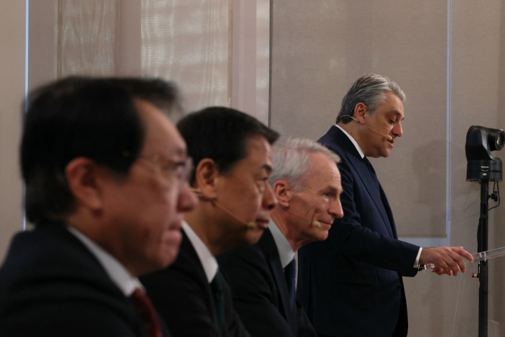 Le directeur général de Renault, Luca De Meo (à droite), aux côtés de Takao Kato, PDG de Mitsubishi motors (MMC), Makoto Uchida, PDG de Nissan, et Jean-Dominique Senard, président du conseil de surveillance du groupe Renault, à Boulogne-Billancourt, le 6 décembre 2023. (Photo ALAIN JOCARD / AFP)