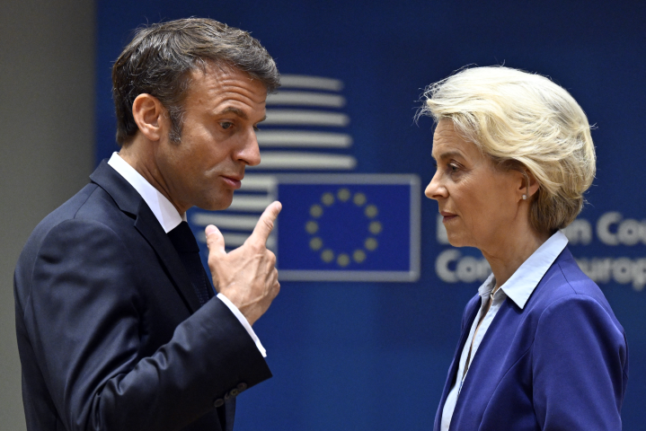 Emmanuel Macron, président de la République et Ursula von der Leyen, présidente de la Commission européenne - JOHN THYS / AFP