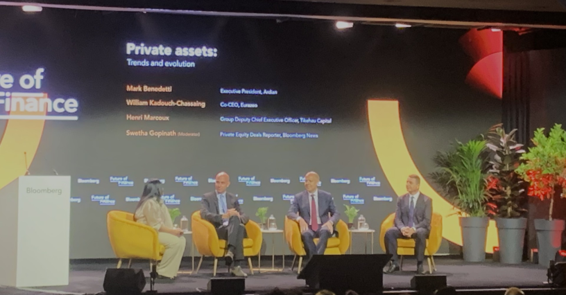 De gauche à droite : Swetha Gopinath ; Mark Benedetti, directeur général d'Ardian ; Henri Marcoux, directeur général adjoint de Tikehau Capital et président de Tikeau IM et William Kadouch-Chassaing, co-CEO d'Eurazeo - Future of Finance, Bloomberg (DR)
