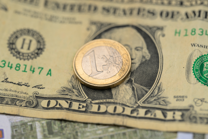 Dollar et euro côte à côte. Photo by Jonathan Raa/NurPhoto) (Photo by Jonathan Raa / NurPhoto / NurPhoto via AFP