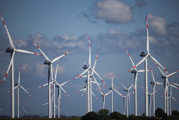 Parc éolien (Photo by CHRISTIAN CHARISIUS / DPA / dpa Picture-Alliance via AFP)