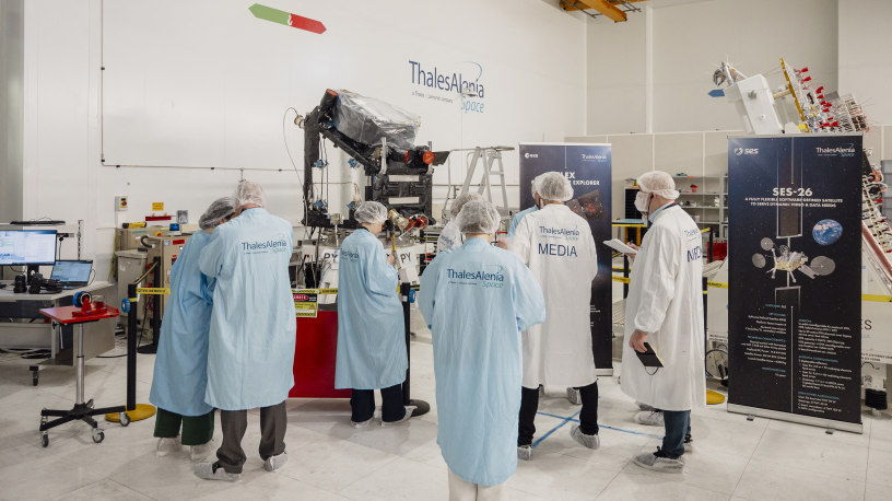 Présentation de trois satellites sur le site de Thales Alenia Space à Cannes, en avril 2026, avant leur départ vers leur site de lancement. (FREDERIC DIDES / AFP)