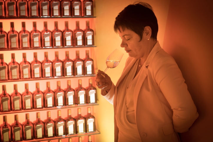 Carole Quinton, maitre distillateur chez Remy Cointreau - ©Jean Claude MOSCHETTI/REA