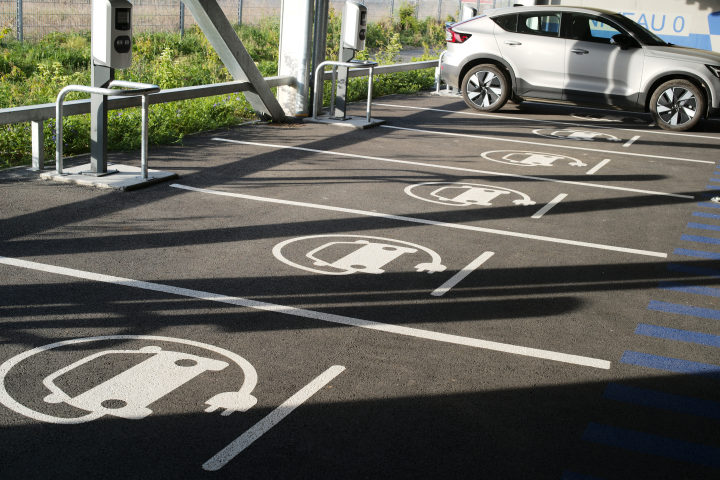 Places de stationnements pour voitures électriques. Photo by Mathieu Thomasset / Hans Lucas via AFP