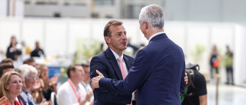 Guillaume Faury, le patron d'Airbus, et Bruno Le Maire, ministre de l'Économie et des Finances, lors de l'inauguration de la nouvelle chaîne d'assemblage de l'A320 à Toulouse, le 10 juillet 2023 - Photo by Charly TRIBALLEAU / AFP