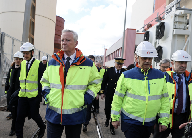 Bruno Le Maire, ministre de l’Économie, des Finances et de la Souveraineté industrielle et numérique, visitant une centrale nucléaire en ce début d'année.FRANCOIS LO PRESTI / AFP