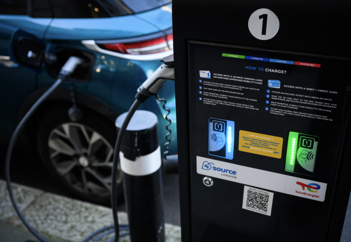 Véhicule électrique en train de charger. LEON NEAL / GETTY IMAGES EUROPE / Getty Images via AFP