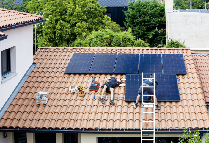 Installation de panneaux solaires. Francois Laurens / Hans Lucas / Hans Lucas via AFP