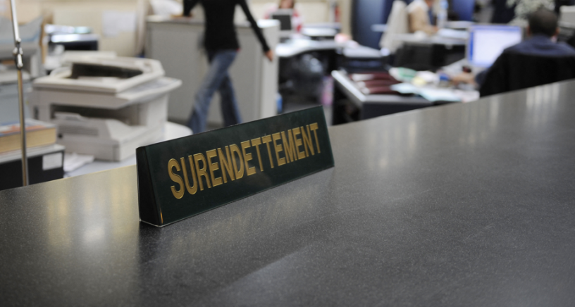 Surendettement. Photo par FRED DUFOUR / AFP